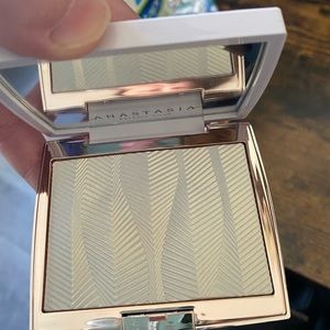 Anastasia Iced out highlighter